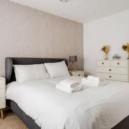 New Build House Near Trafford Centre With Drive Manchester Extérieur photo