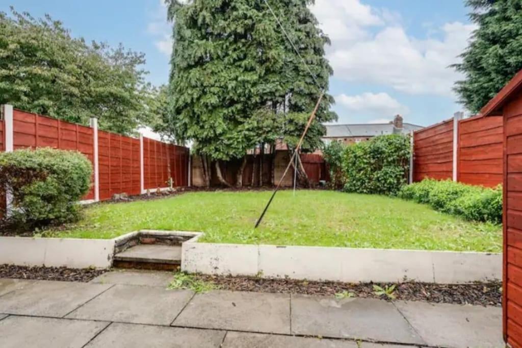 New Build House Near Trafford Centre With Drive Manchester Extérieur photo
