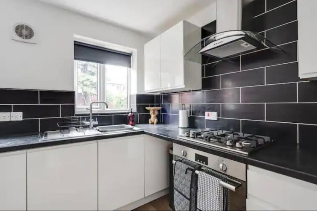 New Build House Near Trafford Centre With Drive Manchester Extérieur photo