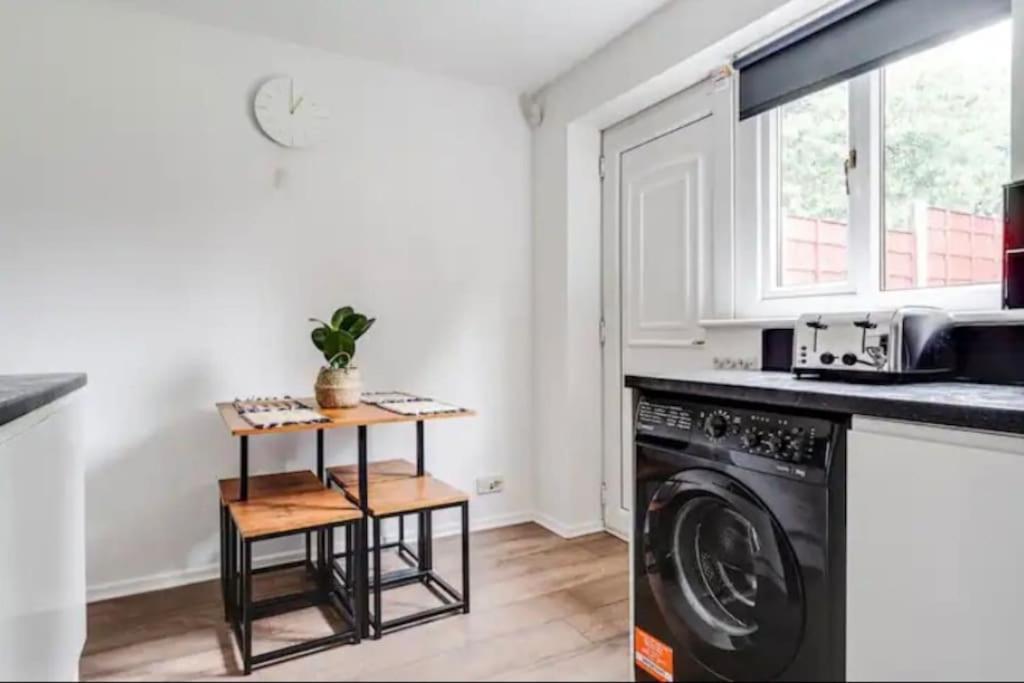 New Build House Near Trafford Centre With Drive Manchester Extérieur photo