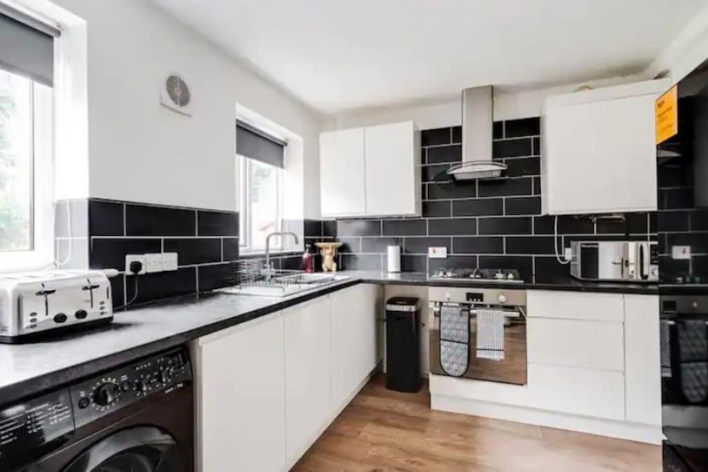 New Build House Near Trafford Centre With Drive Manchester Extérieur photo