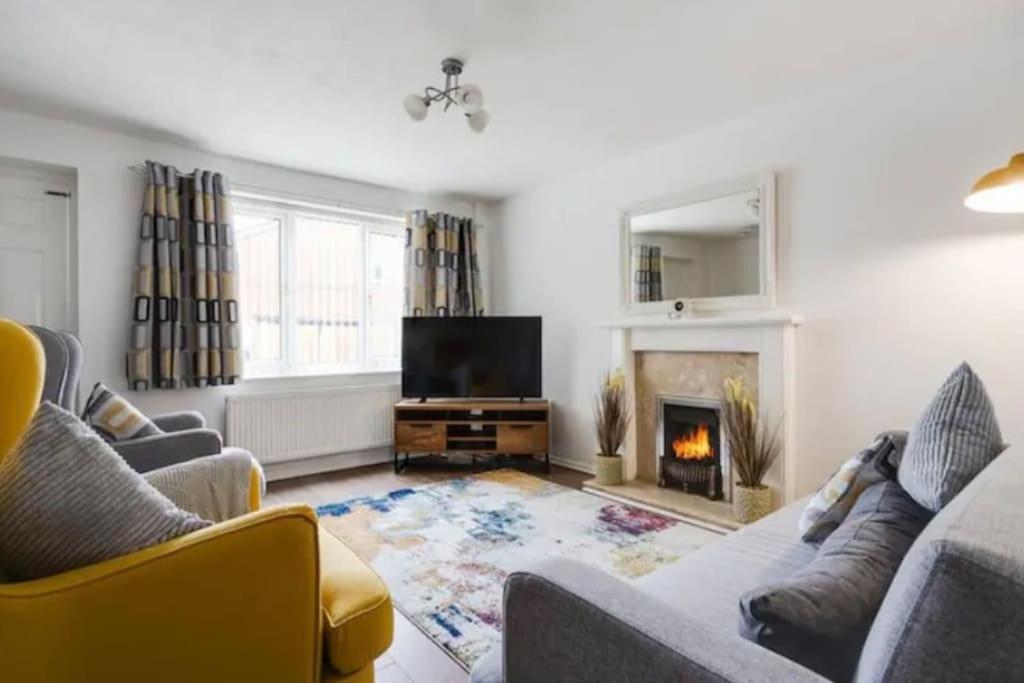 New Build House Near Trafford Centre With Drive Manchester Extérieur photo